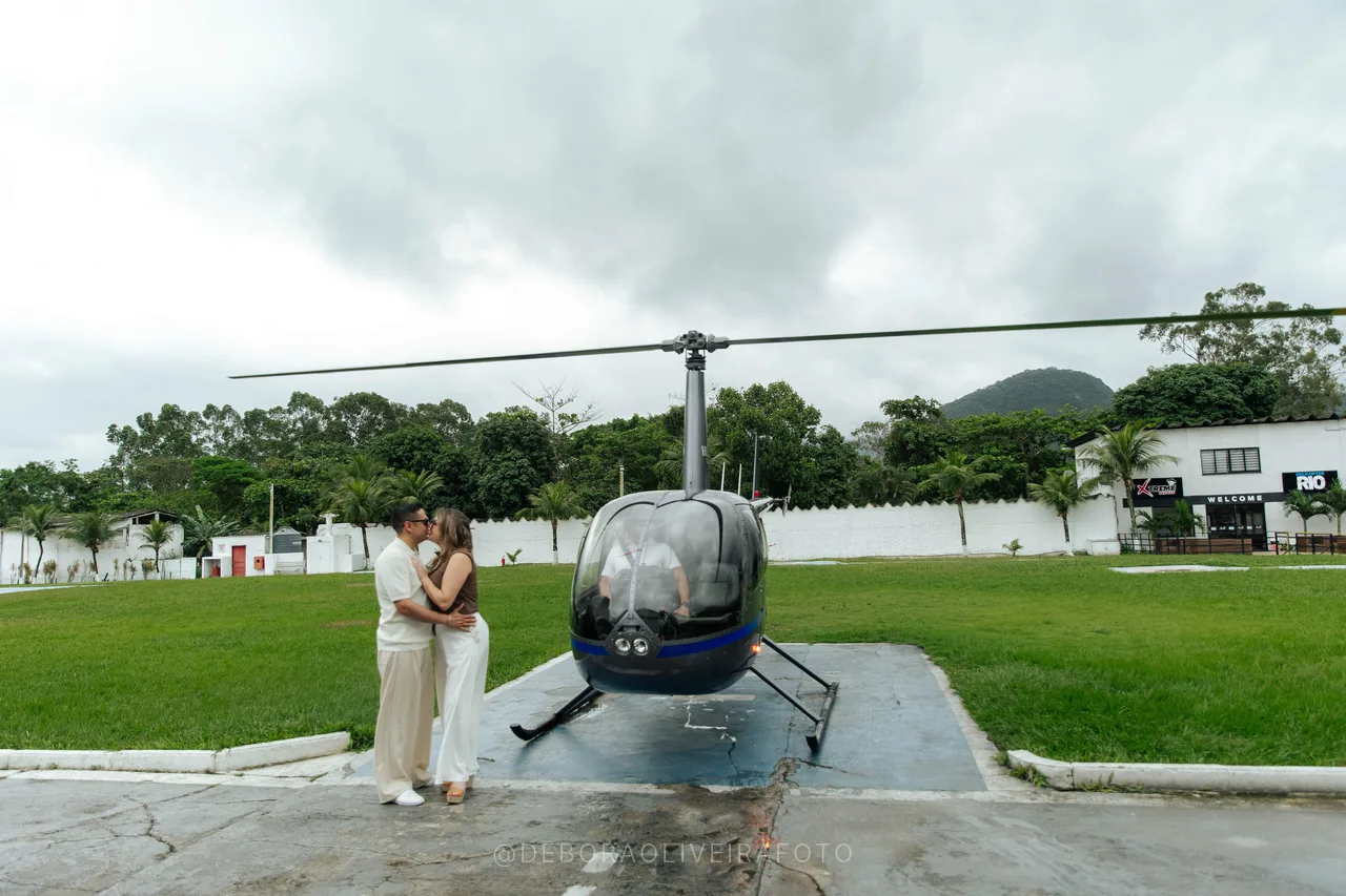 Juan and Andrea next to the helicopter on the helipad in Rio de Janeiro