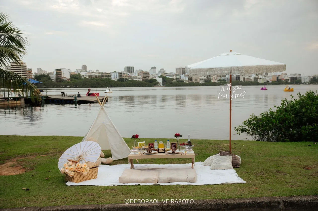 Montagem de piquenique para pedido de casamento na Lagoa Rodrigo de Freitas no Rio de Janeiro