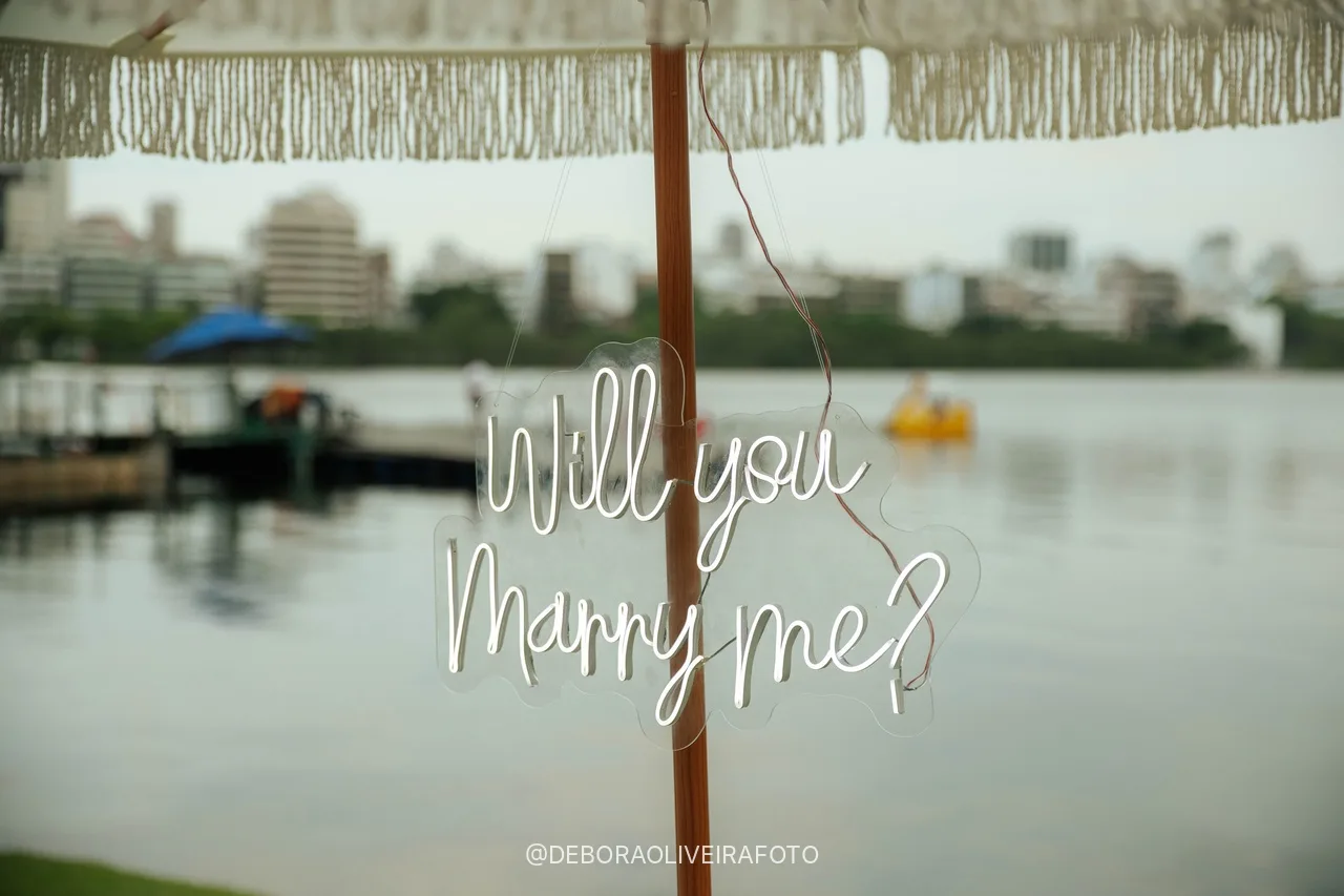 Placa Will you marry me pendurada no guarda-sol na Lagoa