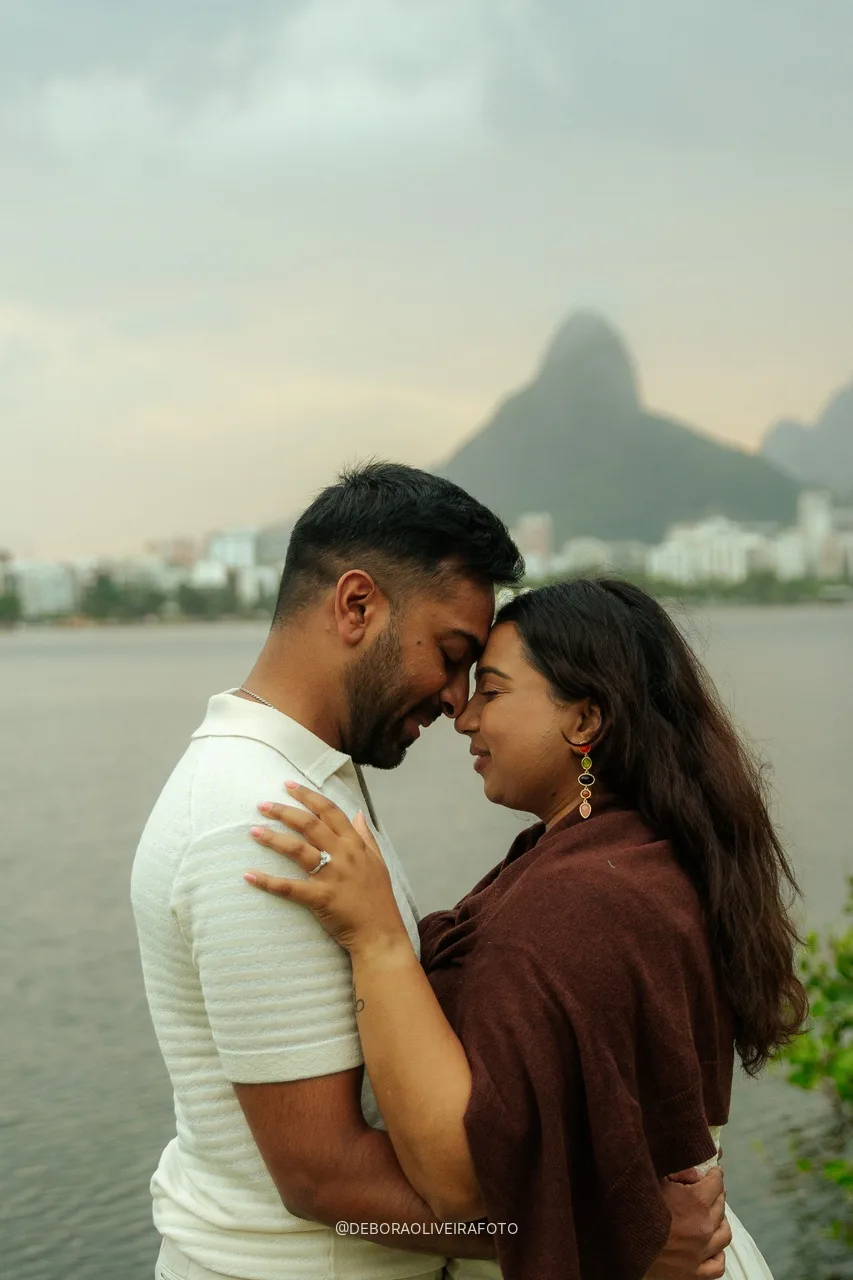 Casal testa com testa com o Dois Irmãos ao fundo