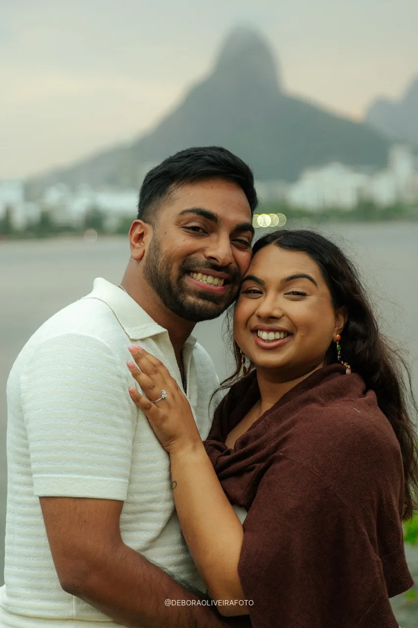 Casal recém-noivo sorrindo na Lagoa no Rio de Janeiro