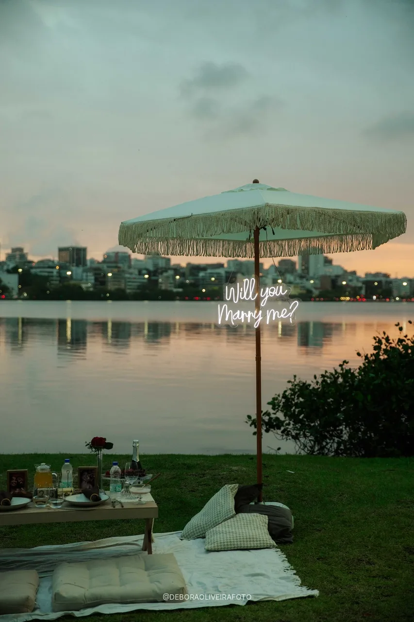 Guarda-sol com Will you marry me e piquenique na Lagoa no fim da tarde