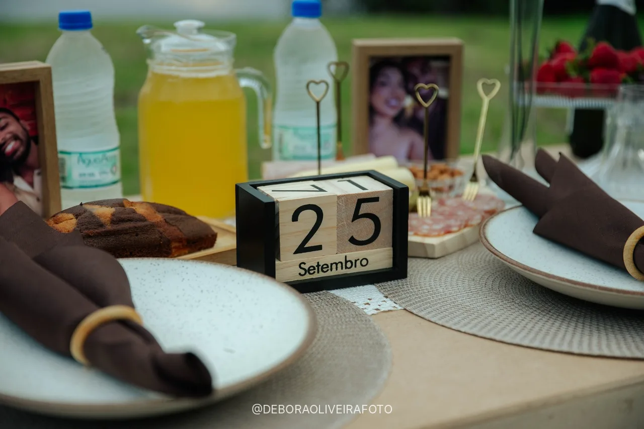 Calendário marcando 25 de setembro na mesa do piquenique do pedido