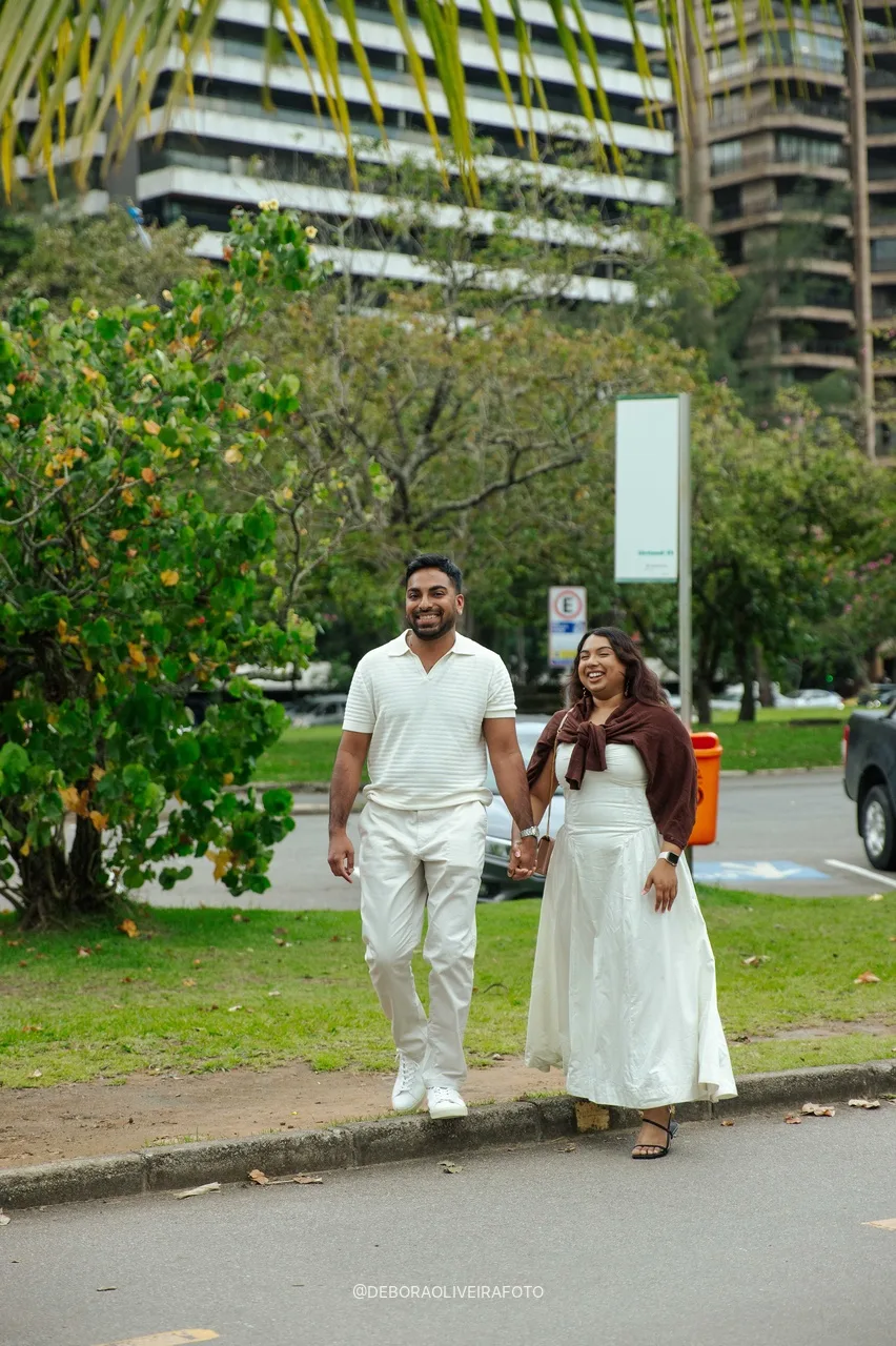 Naveen e Anisha caminhando pela Lagoa antes do pedido