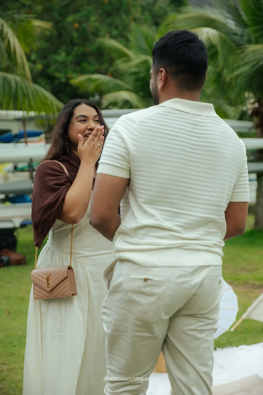 Anisha emocionada durante o pedido de casamento