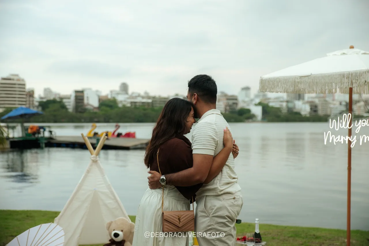 Casal abraçado ao lado da tenda na Lagoa depois do sim