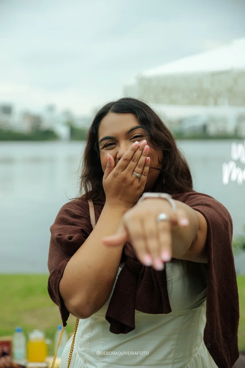 Anisha mostrando o anel de noivado
