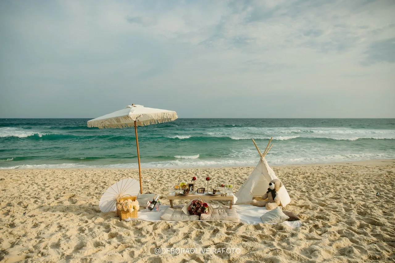 Beach picnic proposal setup facing the sea in Rio de Janeiro