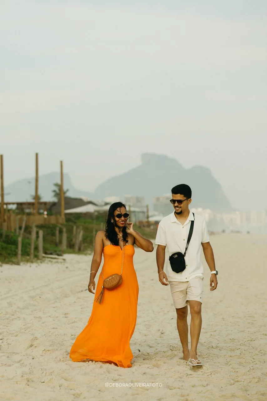 Couple arriving at the beach picnic