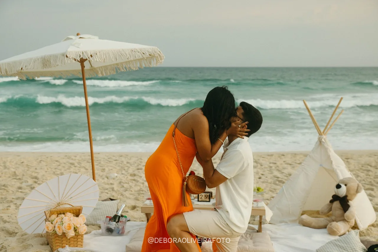 Emile kissing Samuel after saying yes