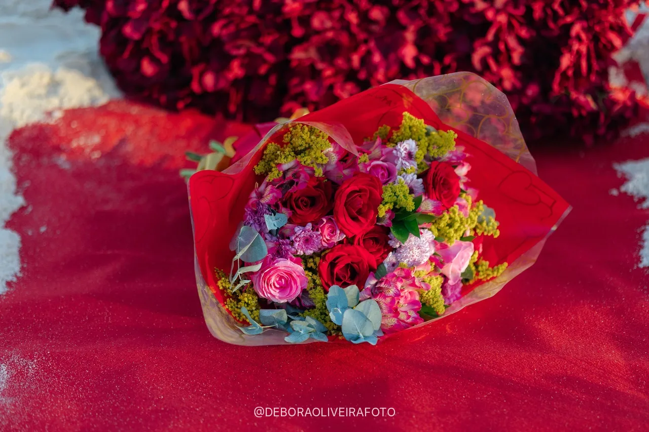 Ramo de flores de colores sobre la alfombra roja del pedido