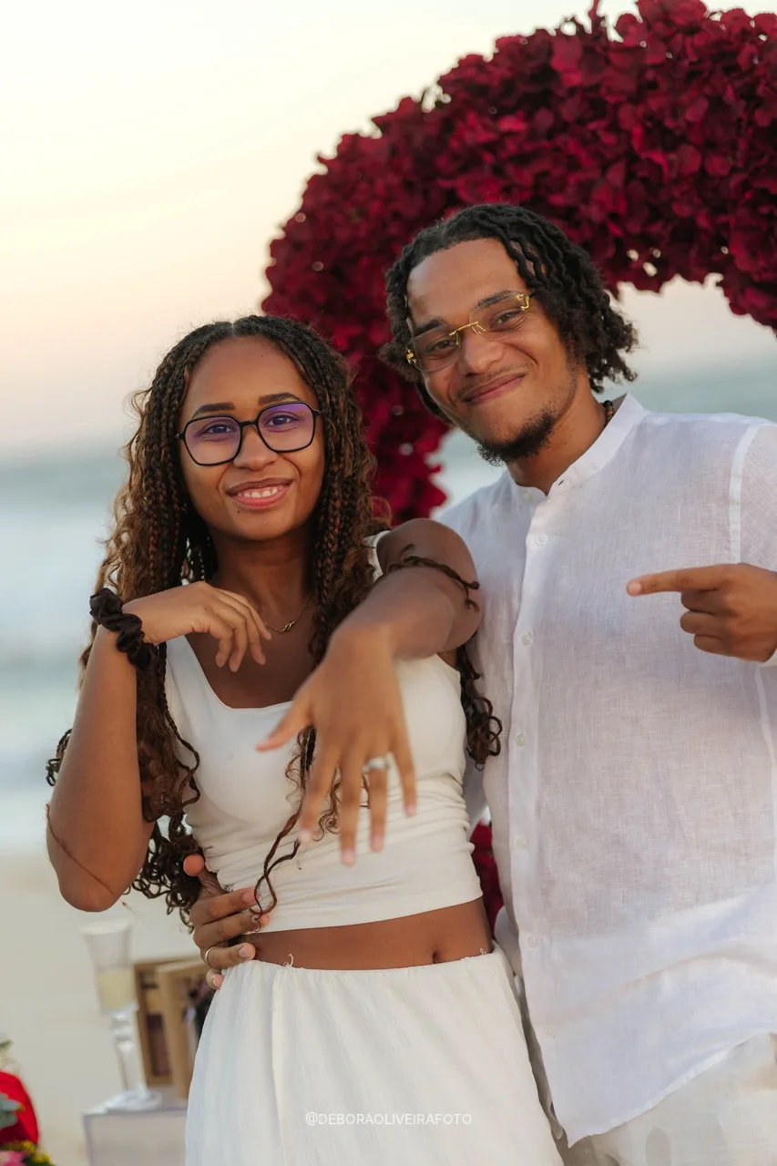 Oceane mostrando su anillo de compromiso junto a Stanley