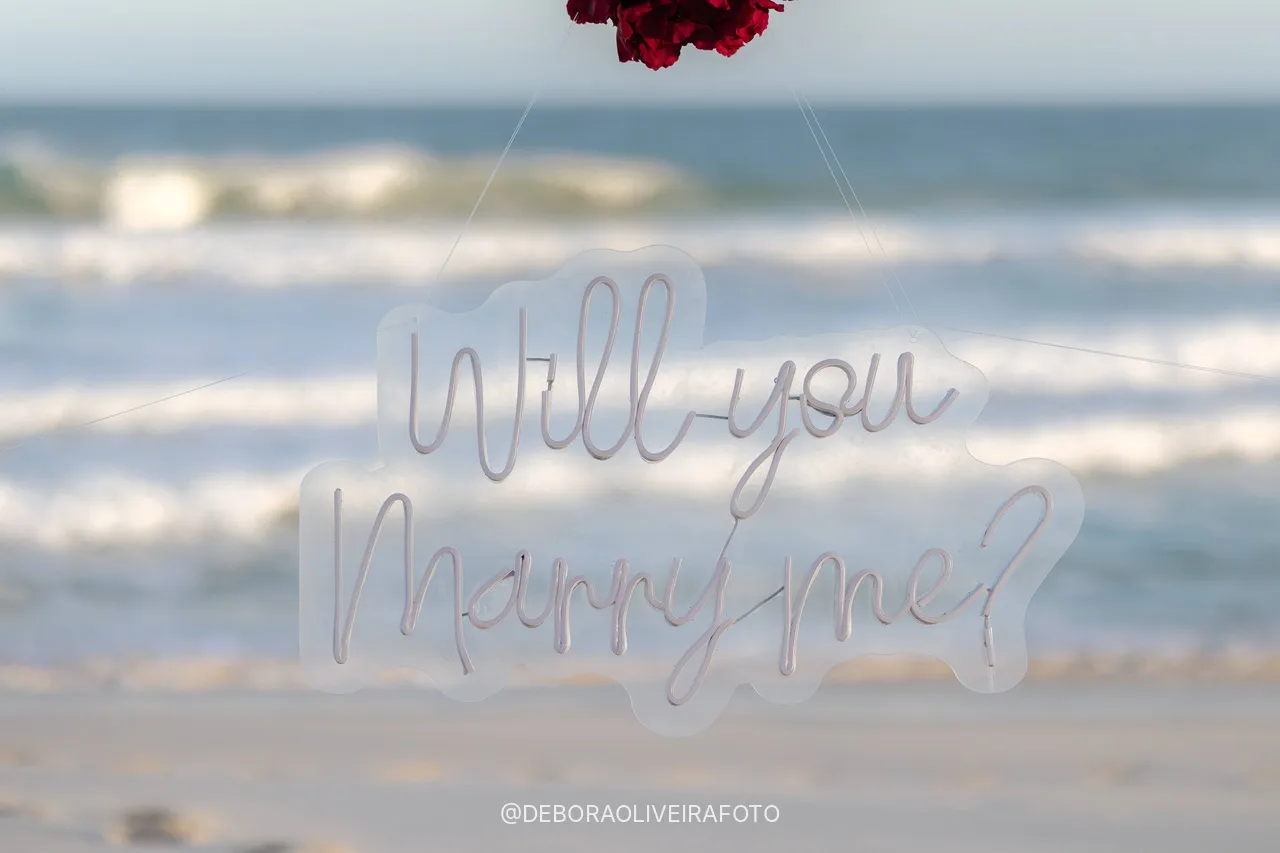 Letrero transparente Will you marry me con el mar de fondo