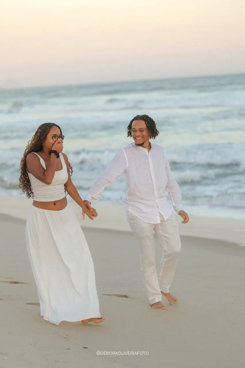 Stanley y Oceane caminando de la mano junto al mar