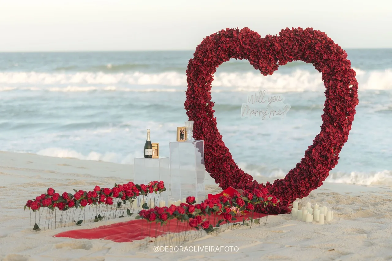 Corazón de rosas, alfombra roja y rosas en la playa en Río de Janeiro