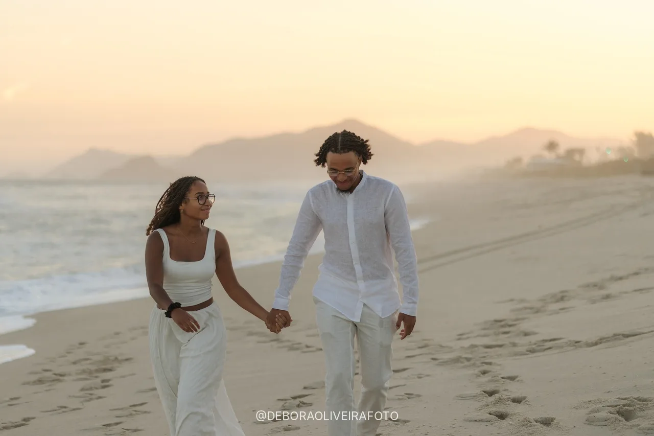 Pareja caminando por la playa al atardecer en Río de Janeiro