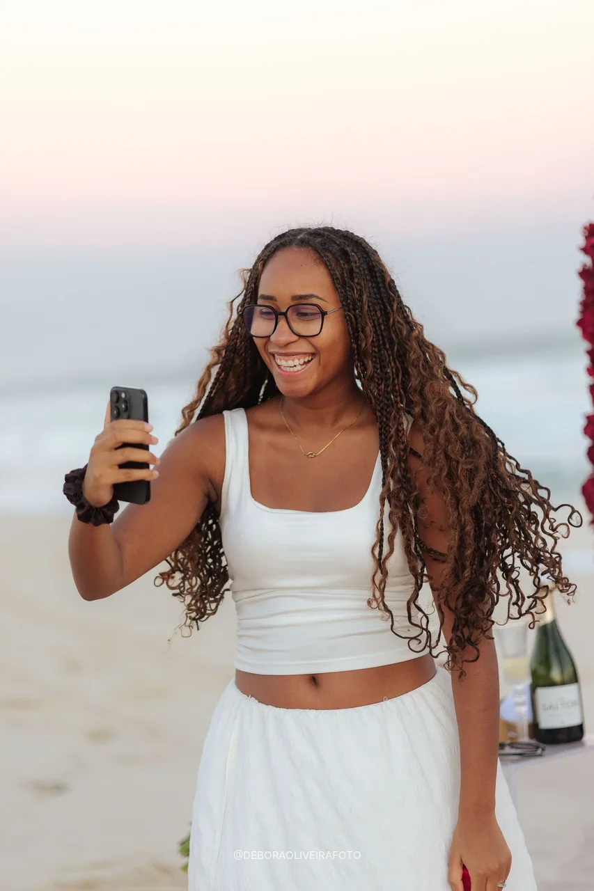 Oceane grabando un video con el celular después del sí