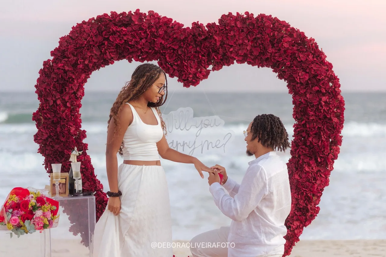 Stanley pidiéndole matrimonio a Oceane bajo el corazón de rosas rojas