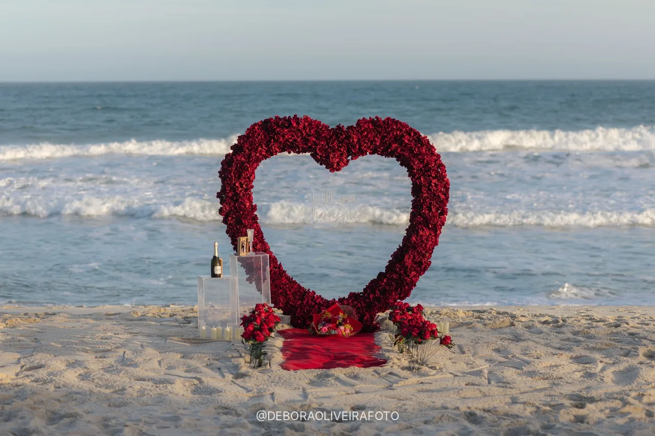 Corazón de rosas rojas en la arena para un pedido de casamiento en la playa en Río de Janeiro