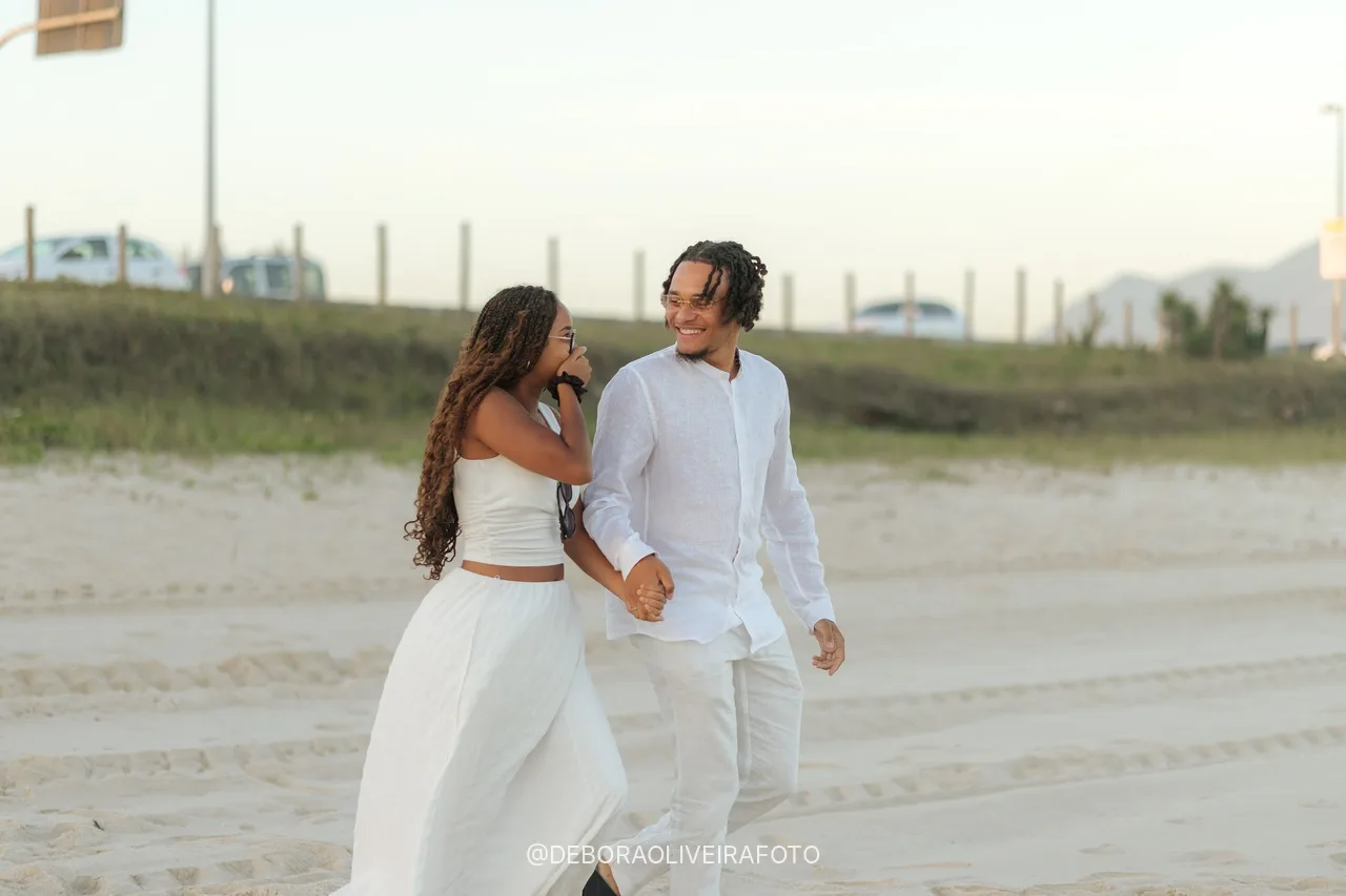 Oceane y Stanley riendo camino al corazón de rosas