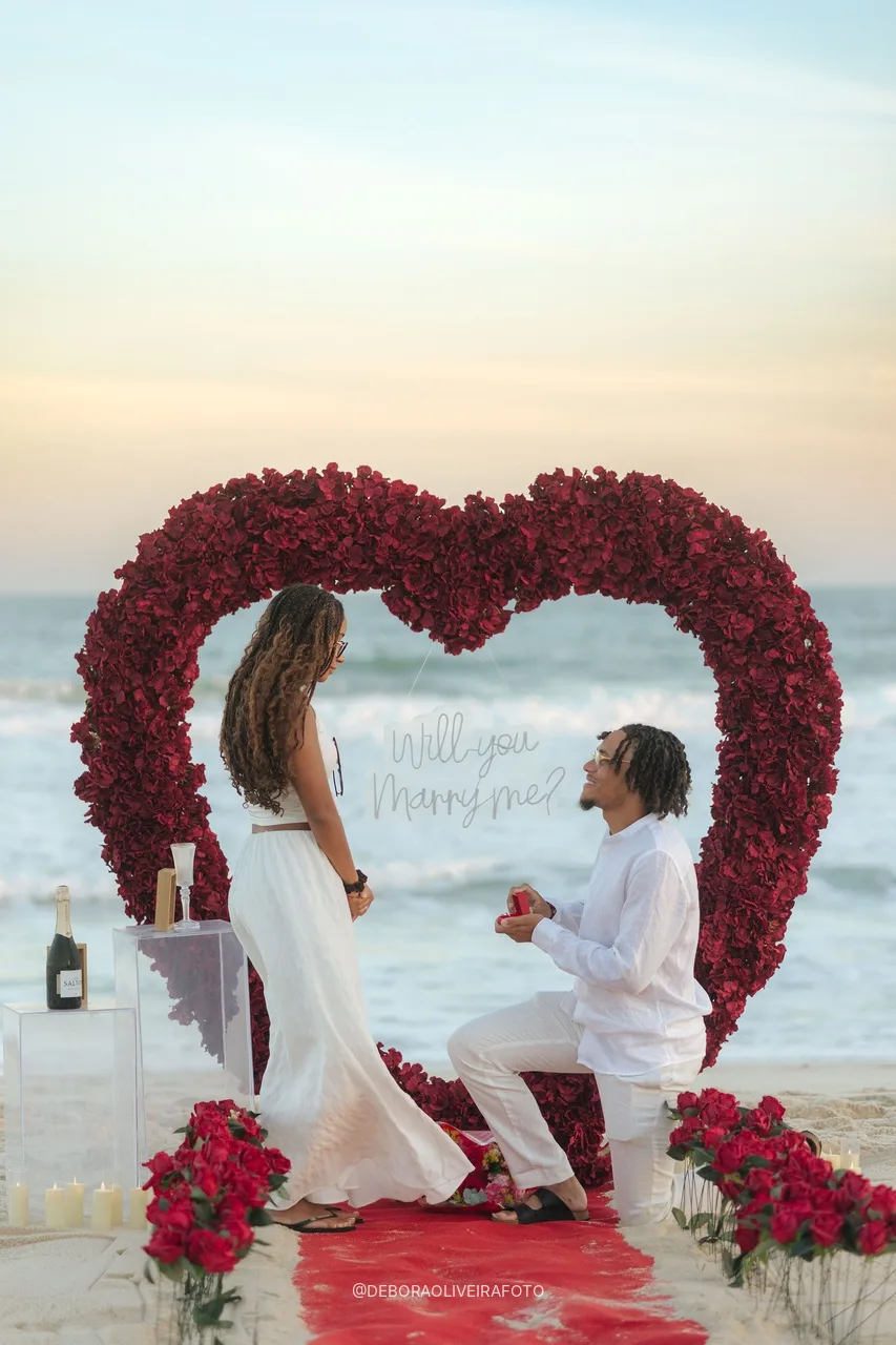Pedido de casamiento con corazón de rosas en Río de Janeiro: Stanley de rodillas frente a Oceane