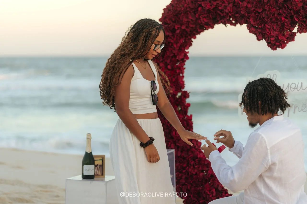 Stanley mostrándole el anillo a Oceane dentro del corazón de rosas