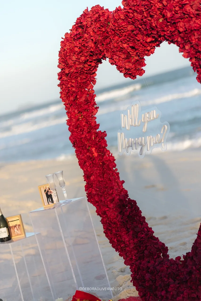 Arco de corazón de rosas rojas con el letrero Will you marry me