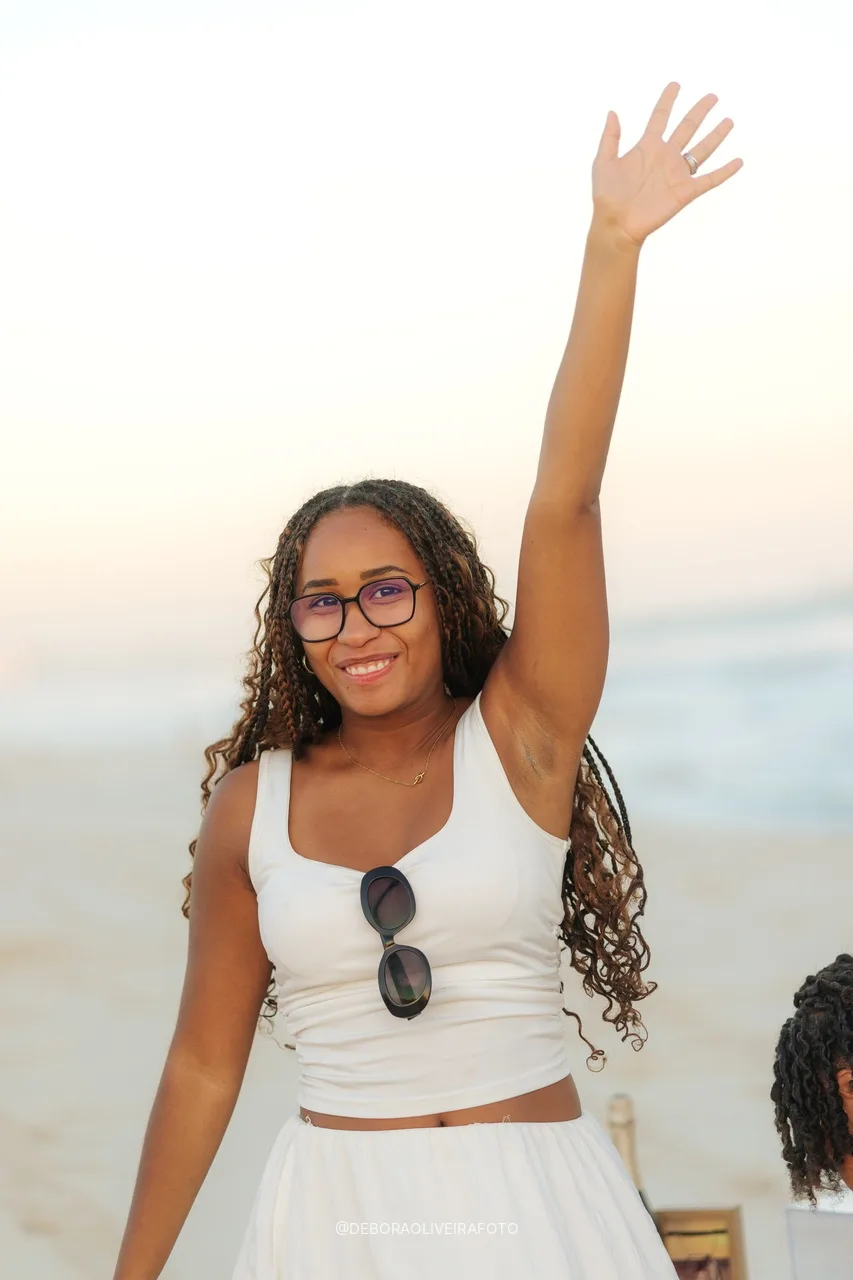 Oceane levantando la mano para celebrar en la playa