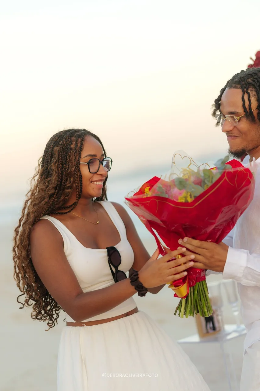 Stanley entregándole un ramo de flores a Oceane