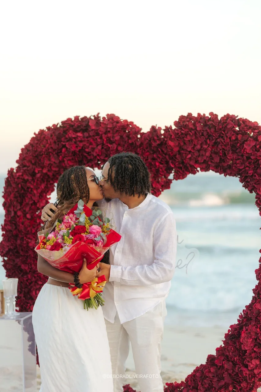 Beso dentro del corazón de rosas con el ramo